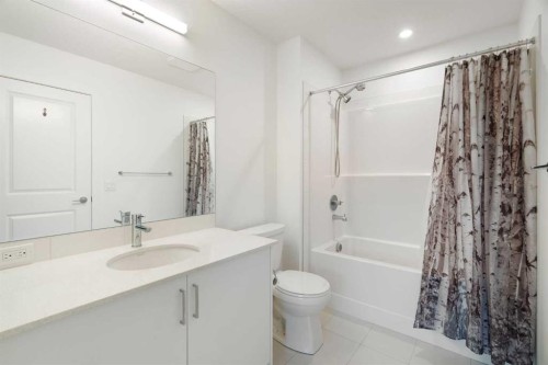 8528 21 Avenue Se, Calgary, AB - Indoor Photo Showing Bathroom