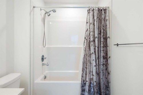 8528 21 Avenue Se, Calgary, AB - Indoor Photo Showing Bathroom