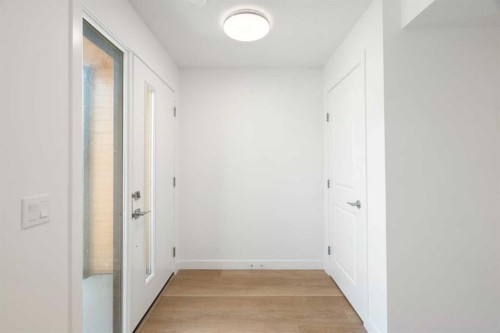 8528 21 Avenue Se, Calgary, AB - Indoor Photo Showing Other Room