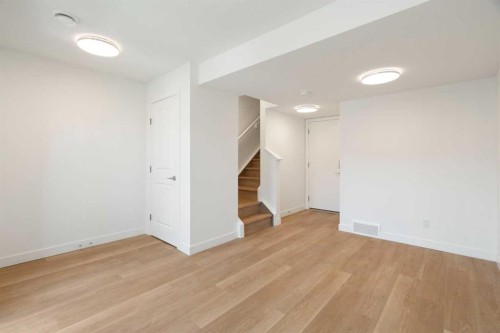 8528 21 Avenue Se, Calgary, AB - Indoor Photo Showing Other Room