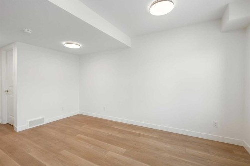 8528 21 Avenue Se, Calgary, AB - Indoor Photo Showing Other Room