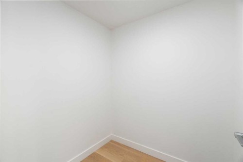 8528 21 Avenue Se, Calgary, AB - Indoor Photo Showing Other Room
