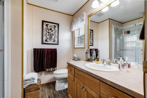 806 Beckner Crescent, Carstairs, AB - Indoor Photo Showing Bathroom
