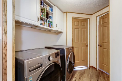 806 Beckner Crescent, Carstairs, AB - Indoor Photo Showing Laundry Room