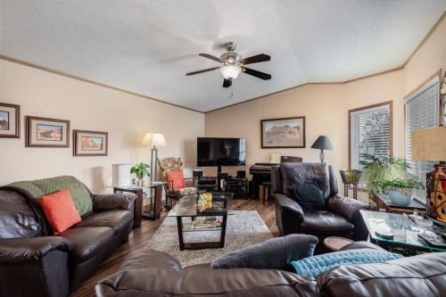 806 Beckner Crescent, Carstairs, AB - Indoor Photo Showing Living Room