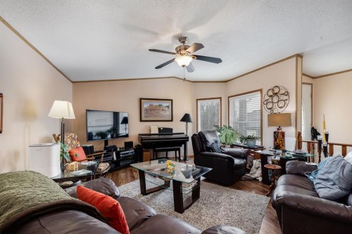 806 Beckner Crescent, Carstairs, AB - Indoor Photo Showing Living Room
