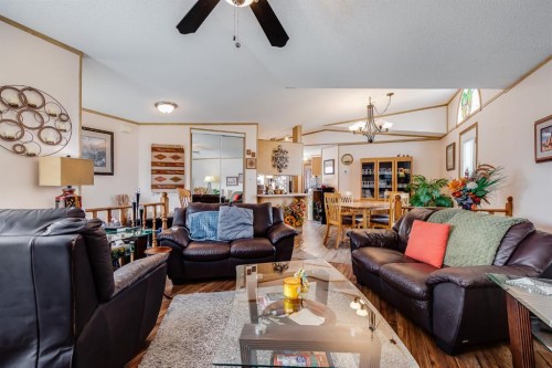 806 Beckner Crescent, Carstairs, AB - Indoor Photo Showing Living Room