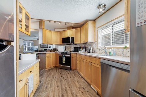 806 Beckner Crescent, Carstairs, AB - Indoor Photo Showing Kitchen