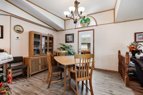 806 Beckner Crescent, Carstairs, AB - Indoor Photo Showing Dining Room