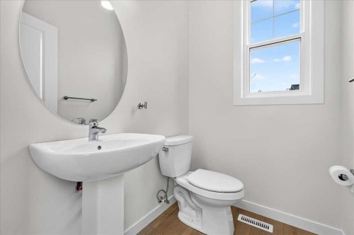 134 New Brighton Landing Se, Calgary, AB - Indoor Photo Showing Bathroom