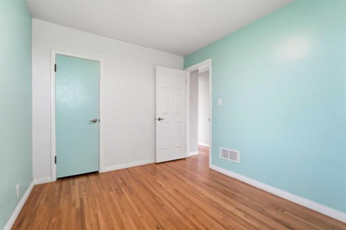 301 3Rd Street West, Standard, AB - Indoor Photo Showing Other Room