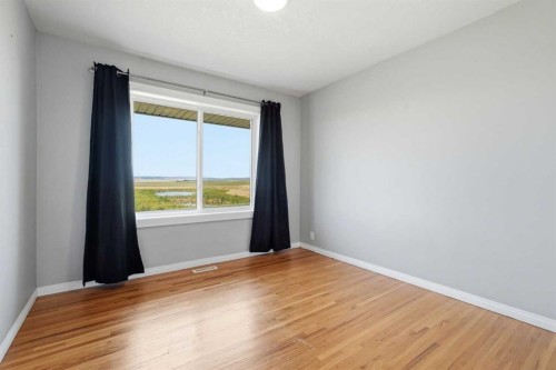 301 3Rd Street West, Standard, AB - Indoor Photo Showing Other Room
