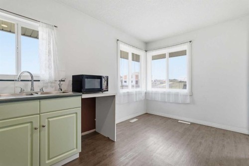 301 3Rd Street West, Standard, AB - Indoor Photo Showing Kitchen With Double Sink