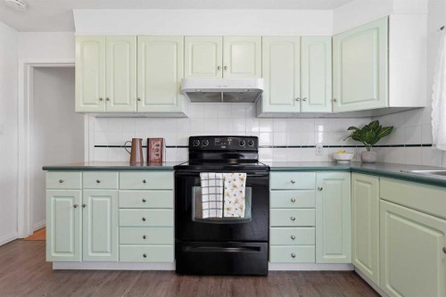 301 3Rd Street West, Standard, AB - Indoor Photo Showing Kitchen