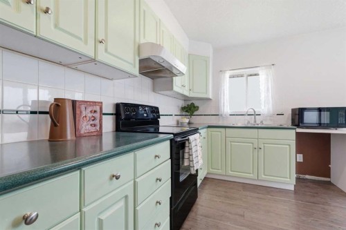 301 3Rd Street West, Standard, AB - Indoor Photo Showing Kitchen