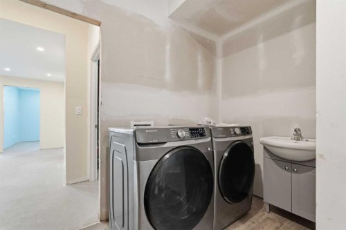 301 3Rd Street West, Standard, AB - Indoor Photo Showing Laundry Room