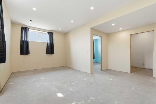 301 3Rd Street West, Standard, AB - Indoor Photo Showing Other Room