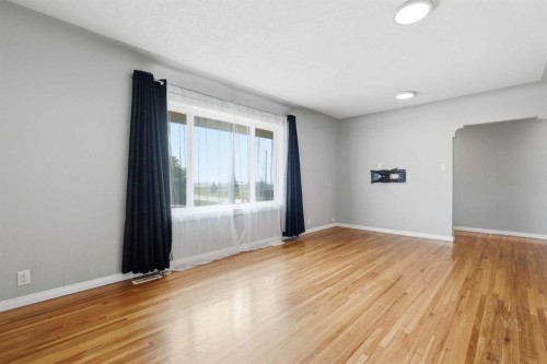 301 3Rd Street West, Standard, AB - Indoor Photo Showing Other Room
