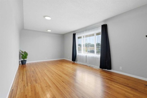 301 3Rd Street West, Standard, AB - Indoor Photo Showing Other Room