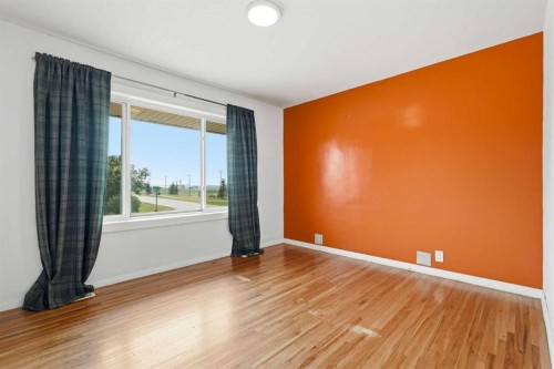 301 3Rd Street West, Standard, AB - Indoor Photo Showing Other Room