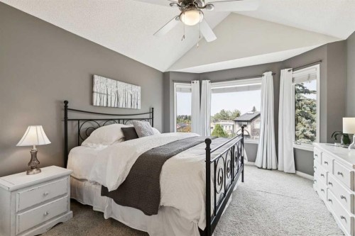 2213 27 Avenue Sw, Calgary, AB - Indoor Photo Showing Bedroom