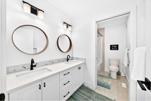 24 Emerson Crescent, Okotoks, AB - Indoor Photo Showing Bathroom