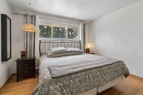 91 Winslow Crescent Sw, Calgary, AB - Indoor Photo Showing Bedroom