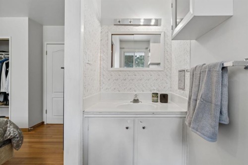 91 Winslow Crescent Sw, Calgary, AB - Indoor Photo Showing Bathroom