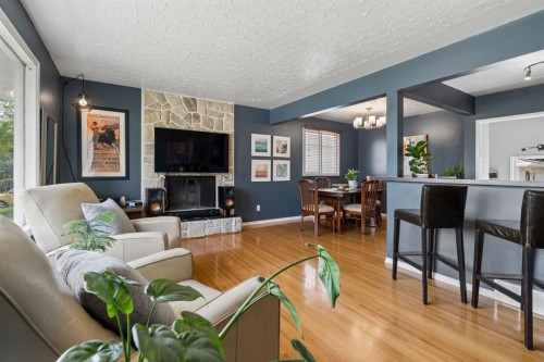91 Winslow Crescent Sw, Calgary, AB - Indoor Photo Showing Living Room
