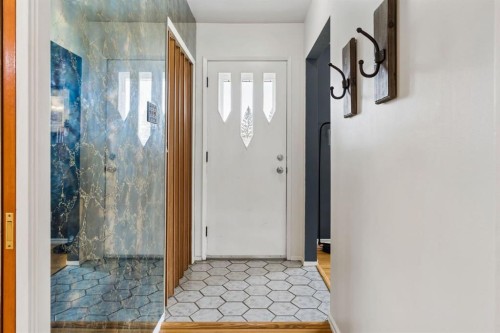 91 Winslow Crescent Sw, Calgary, AB - Indoor Photo Showing Other Room