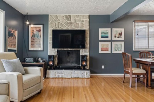91 Winslow Crescent Sw, Calgary, AB - Indoor Photo Showing Living Room