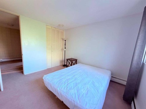129-6919 Elbow Drive Sw, Calgary, AB - Indoor Photo Showing Bedroom