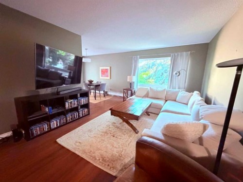 129-6919 Elbow Drive Sw, Calgary, AB - Indoor Photo Showing Living Room