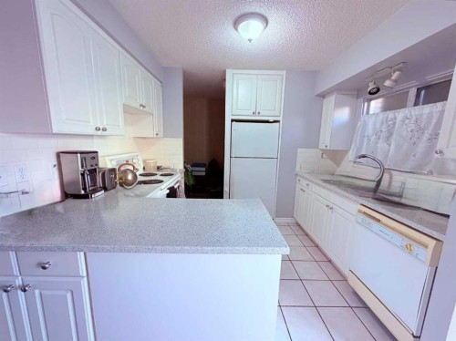 129-6919 Elbow Drive Sw, Calgary, AB - Indoor Photo Showing Kitchen
