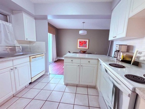 129-6919 Elbow Drive Sw, Calgary, AB - Indoor Photo Showing Kitchen