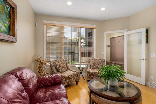 2526 3 Avenue Nw, Calgary, AB - Indoor Photo Showing Living Room