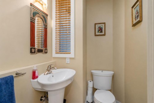 2526 3 Avenue Nw, Calgary, AB - Indoor Photo Showing Bathroom