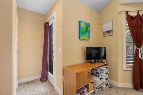 2526 3 Avenue Nw, Calgary, AB - Indoor