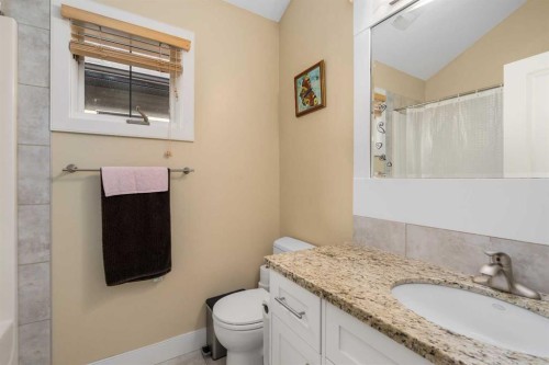 2526 3 Avenue Nw, Calgary, AB - Indoor Photo Showing Bathroom