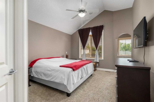 2526 3 Avenue Nw, Calgary, AB - Indoor Photo Showing Bedroom