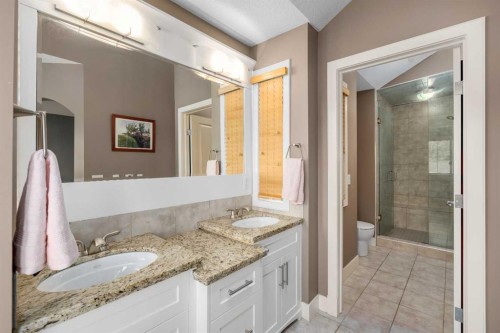 2526 3 Avenue Nw, Calgary, AB - Indoor Photo Showing Bathroom