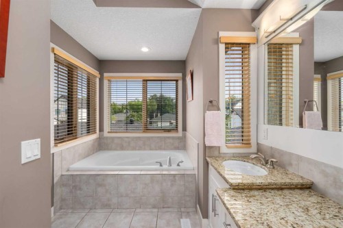 2526 3 Avenue Nw, Calgary, AB - Indoor Photo Showing Bathroom