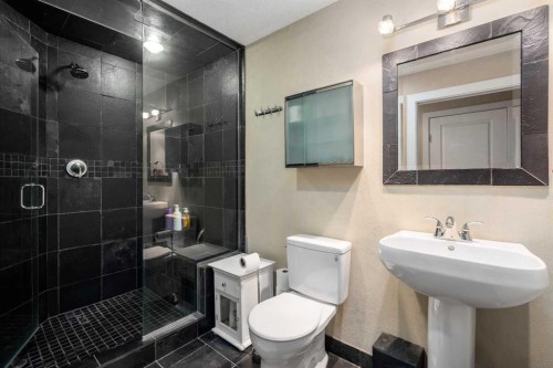 2526 3 Avenue Nw, Calgary, AB - Indoor Photo Showing Bathroom