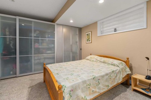 2526 3 Avenue Nw, Calgary, AB - Indoor Photo Showing Bedroom