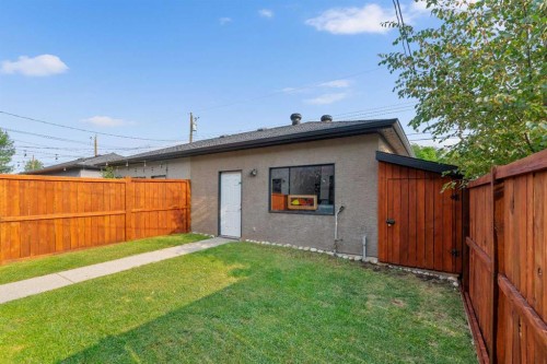 2526 3 Avenue Nw, Calgary, AB - Outdoor