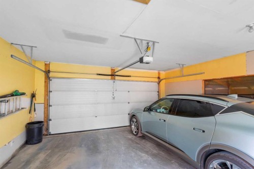 2526 3 Avenue Nw, Calgary, AB - Indoor Photo Showing Garage