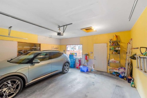 2526 3 Avenue Nw, Calgary, AB - Indoor Photo Showing Garage