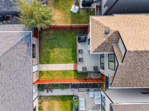2526 3 Avenue Nw, Calgary, AB - Outdoor