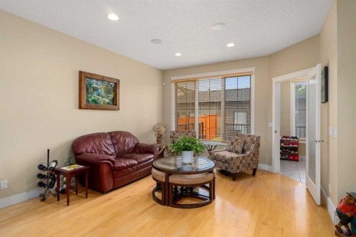 2526 3 Avenue Nw, Calgary, AB - Indoor Photo Showing Living Room