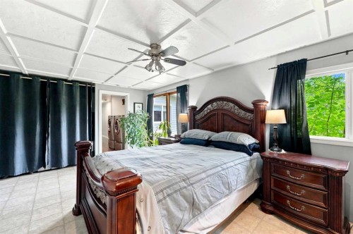 32545 Range Road 25, Rural Mountain View County, AB - Indoor Photo Showing Bedroom